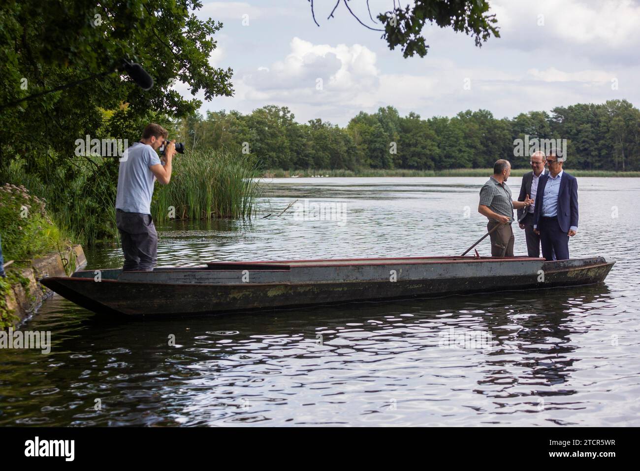 Il ministro federale dell'alimentazione e dell'agricoltura CEM Oezdemir visita la fattoria di laghetti Karsten Ringpfeil a Koenigswartha insieme al ministro della Sassonia Foto Stock