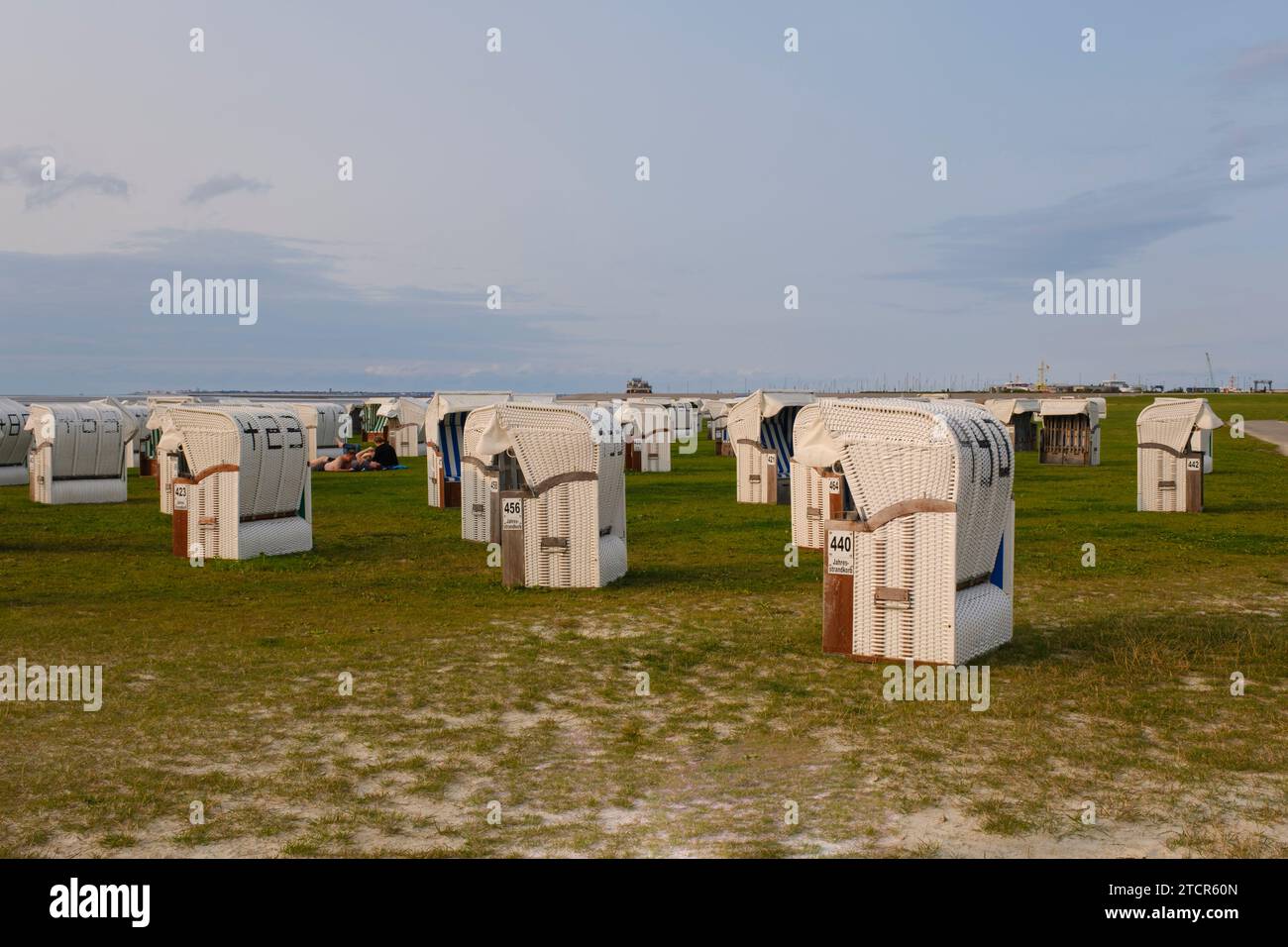 Sdraio sulla spiaggia verde di Norddeich Foto Stock