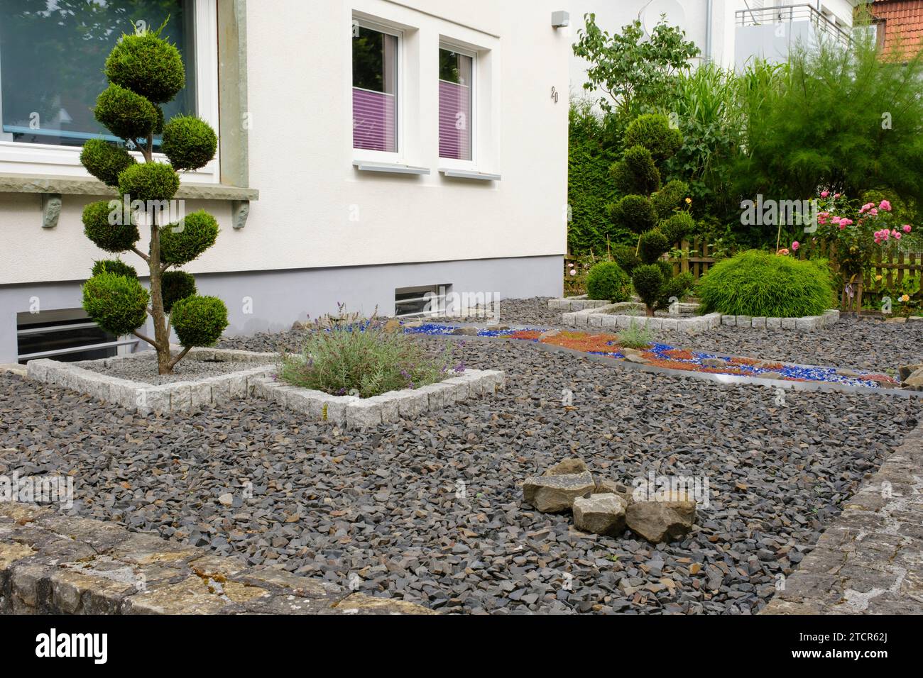 Moderno giardino frontale con pietre Foto Stock