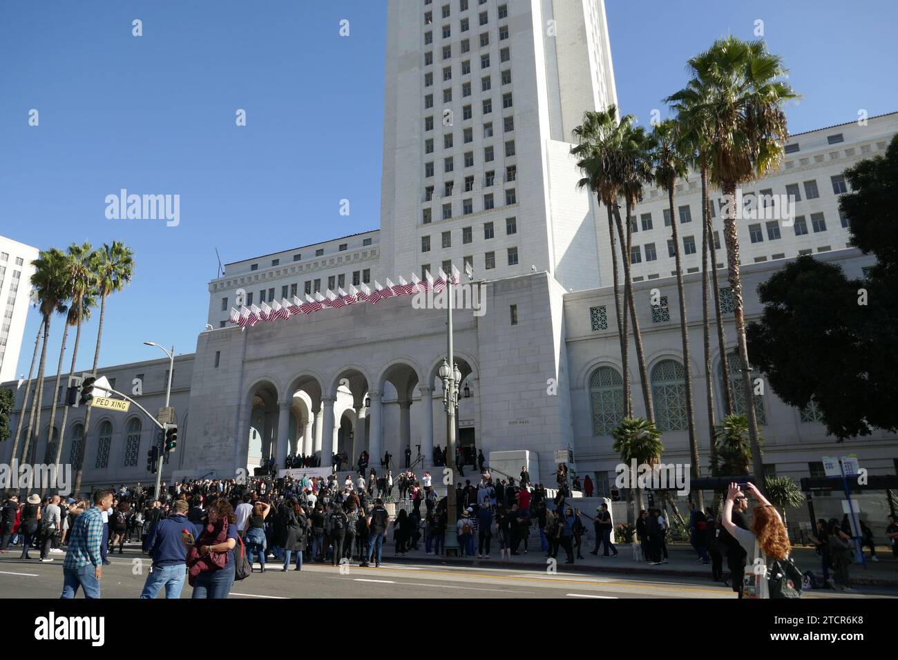 Los Angeles, California, USA 13 dicembre 2023 i fan frequentano i musicisti/cantanti Dave Gahan e Martin Gore dei Depeche Mode, premiati con il Depeche Mode Day al LA City Hall il 13 dicembre 2023 a Los Angeles, California, USA. Foto di Barry King/Alamy Live News Foto Stock