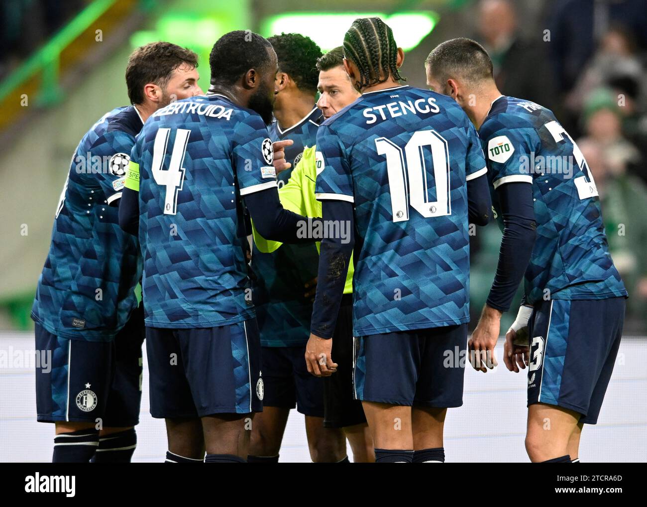 Glasgow, Regno Unito. 13 dicembre 2023. L'arbitro Beno”t Bastien punta al punto di rigore nonostante le proteste dei giocatori del Feyenoord durante la partita di UEFA Champions League al Celtic Park, Glasgow. Il credito fotografico dovrebbe leggere: Neil Hanna/Sportimage Credit: Sportimage Ltd/Alamy Live News Foto Stock