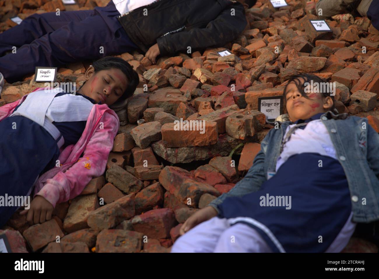 Dhaka, Bangladesh. 14 dicembre 2023. I bambini si esibiscono durante la giornata degli intellettuali martirizzati al memoriale Rayerbazar a Dacca, Bangladesh, per commemorare gli intellettuali che furono uccisi durante la guerra di liberazione del 1971. (Immagine di credito: © MD Mehedi Hasan/ZUMA Press Wire) SOLO USO EDITORIALE! Non per USO commerciale! Crediti: ZUMA Press, Inc./Alamy Live News Foto Stock