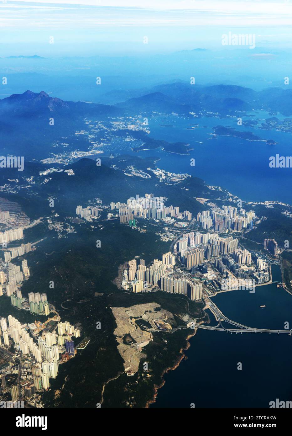 Vista aerea di Junk Bay e del ponte Tseung Kwan o e Sai Kung, Hong Kong. Foto Stock