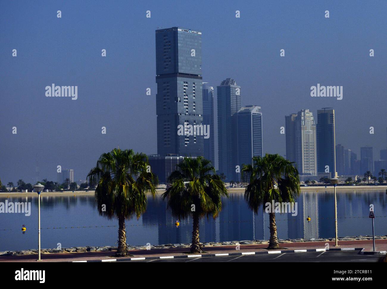 Il moderno skyline di Sharjah lungo la Corniche. Sharjah, Emirati Arabi Uniti. Foto Stock