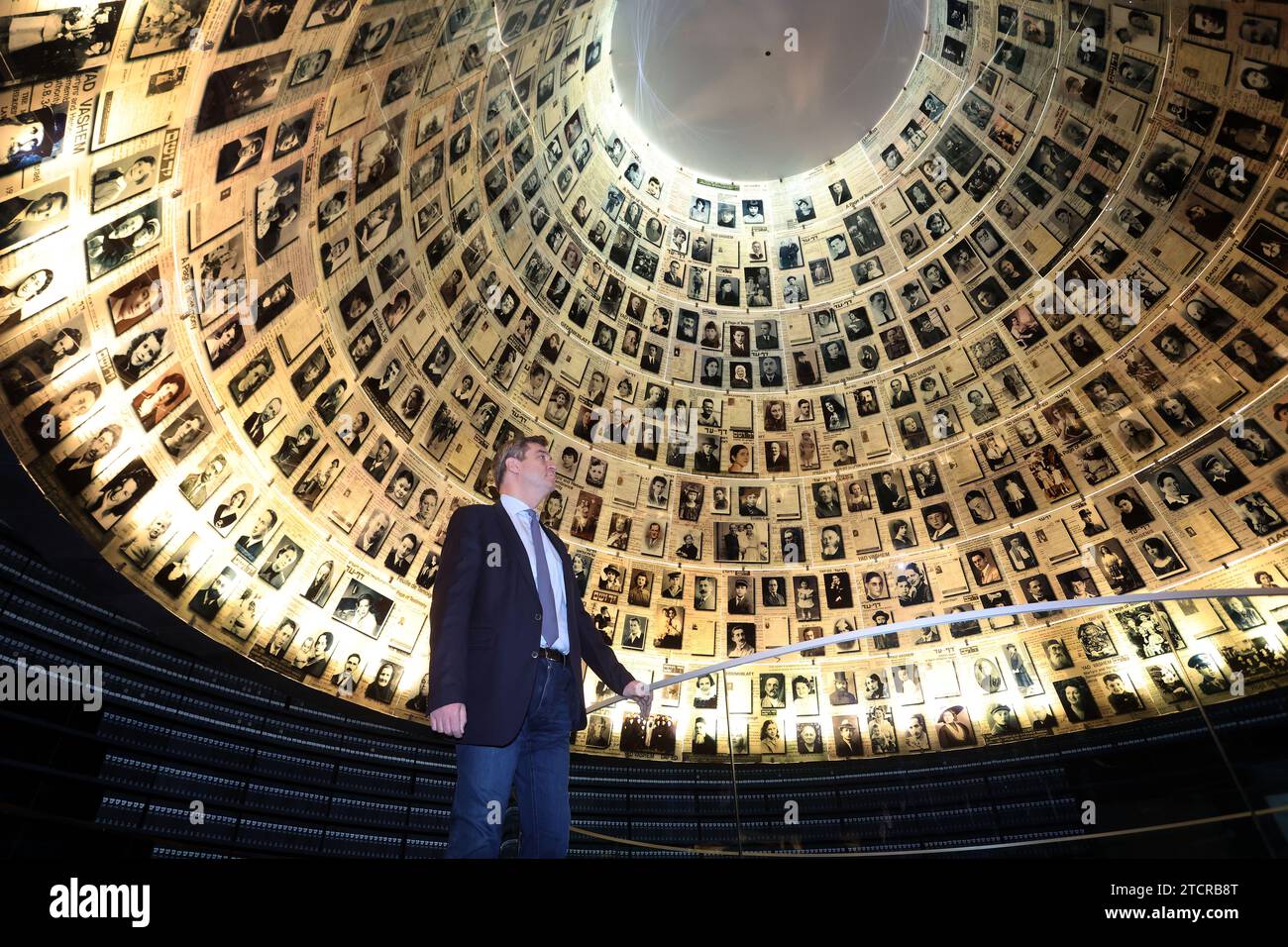 Gerusalemme, Israele. 14 dicembre 2023. Markus Söder (CSU), ministro presidente bavarese, visita la sala dei nomi presso il memoriale dell'Olocausto di Yad Vashem. Credito: Karl-Josef Hildenbrand/dpa/Alamy Live News Foto Stock
