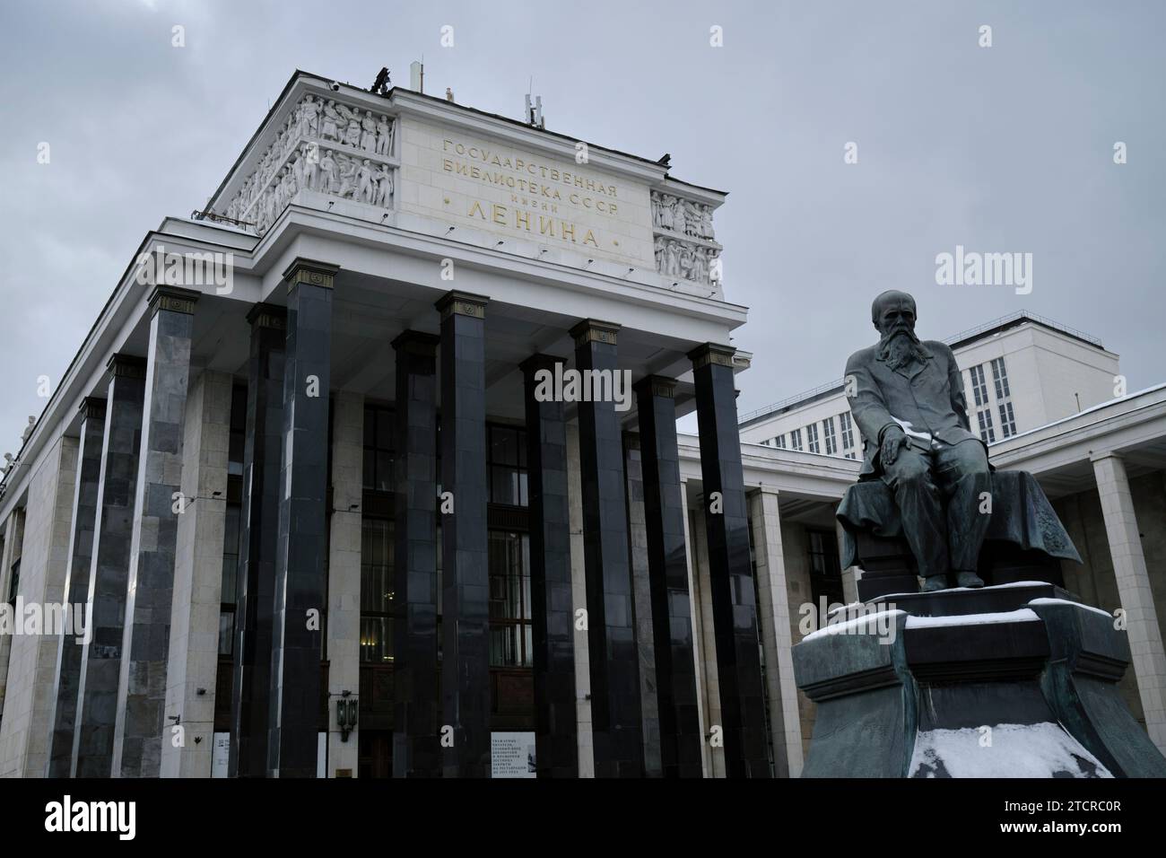 Il monumento a Fyodor Dostoevsky, il grande scrittore russo, di fronte alla Biblioteca di Stato russa. Mosca, Russia. Foto Stock