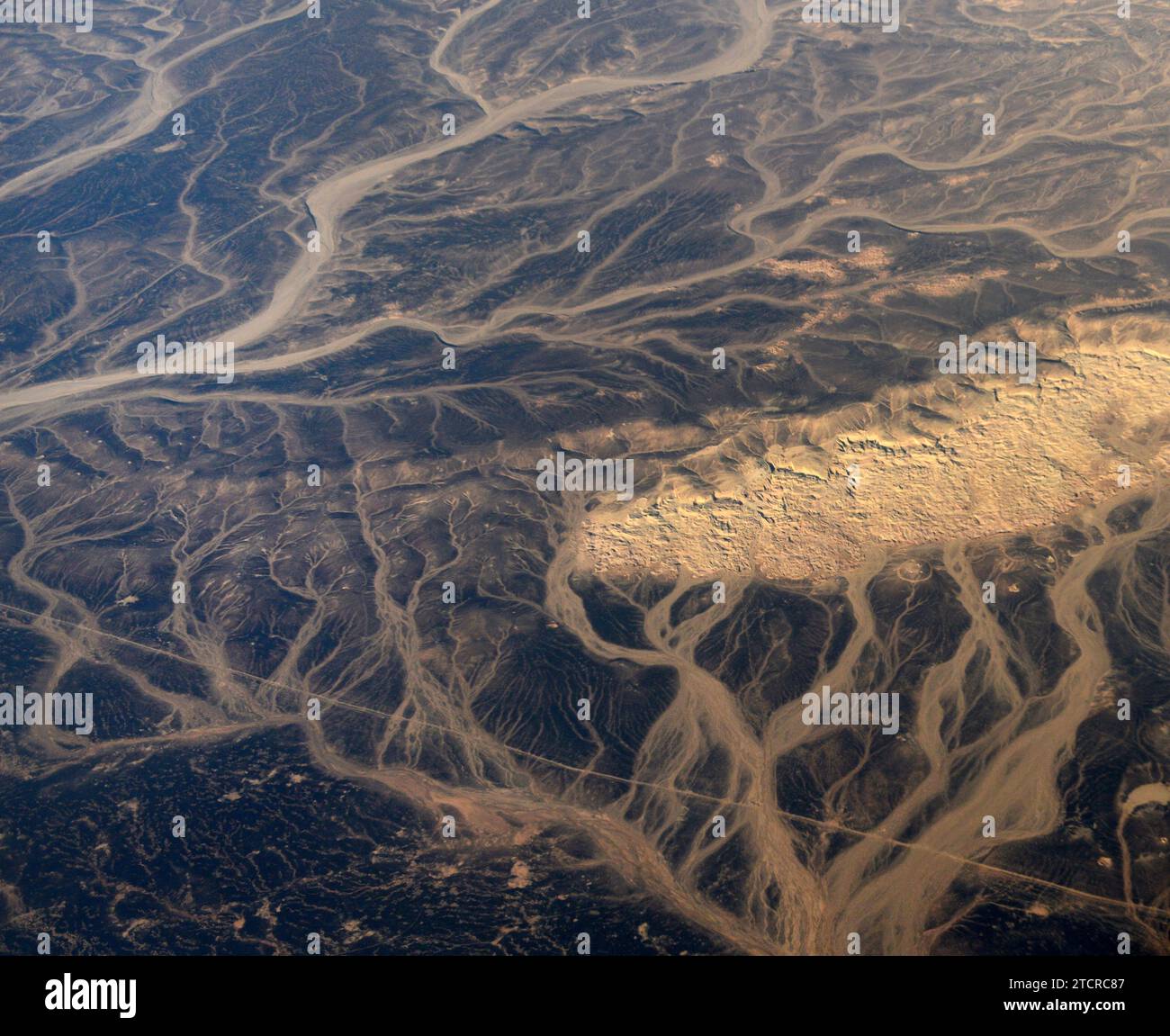 Una surreale vista aerea dei letti di fiumi secchi nel deserto in Giordania vicino al confine con l'Arabia Saudita. Foto Stock