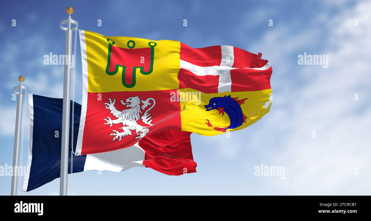 Alpi dell'Auvergne-Rodano e bandiere nazionali francesi che sventolano in una giornata limpida. L'Auvergne-Rhone-Alpes è una delle regioni della Francia. rendering dell'illustrazione 3d. RIP Foto Stock