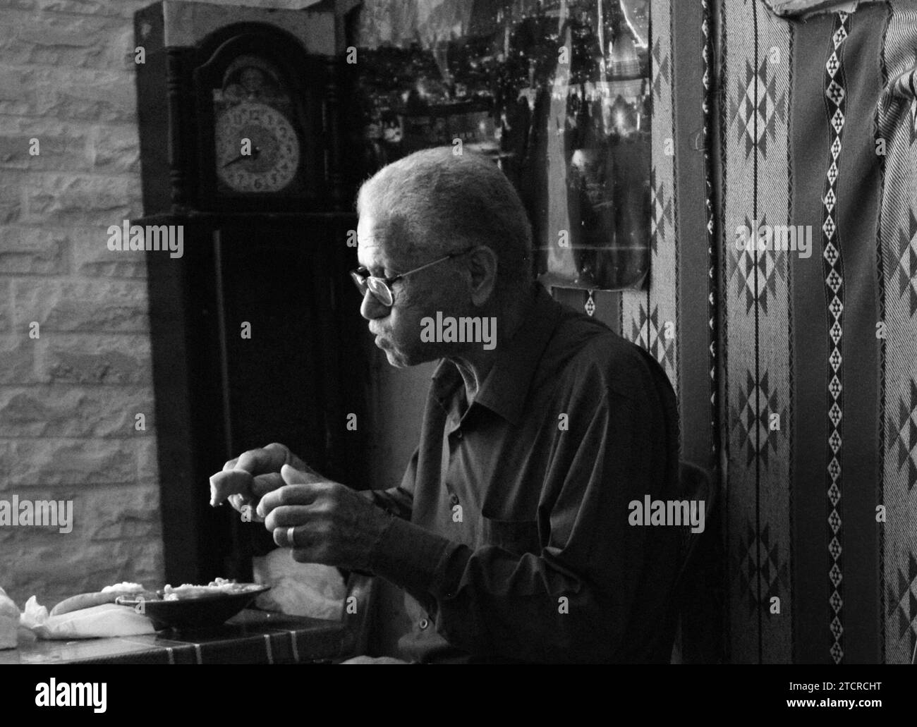 Un uomo palestinese che mangia hummus a Hummus Abu Kamel nel quartiere cristiano della città vecchia di Gerusalemme. Foto Stock