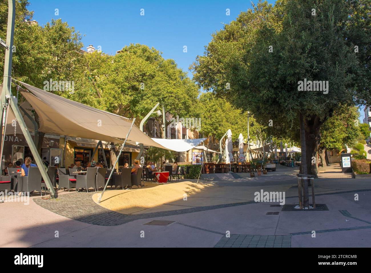 Novi Vinodolski, Croazia - 11 settembre 2023. Una strada fiancheggiata da bar e ristoranti nel centro della città costiera di Novi Vinodolski Foto Stock