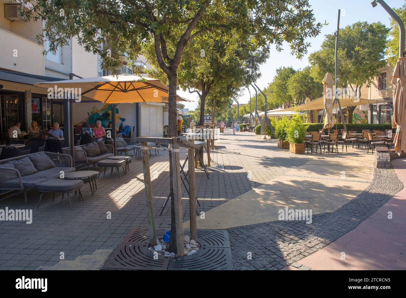 Novi Vinodolski, Croazia - 11 settembre 2023. Una strada fiancheggiata da bar e ristoranti nel centro della città costiera di Novi Vinodolski Foto Stock