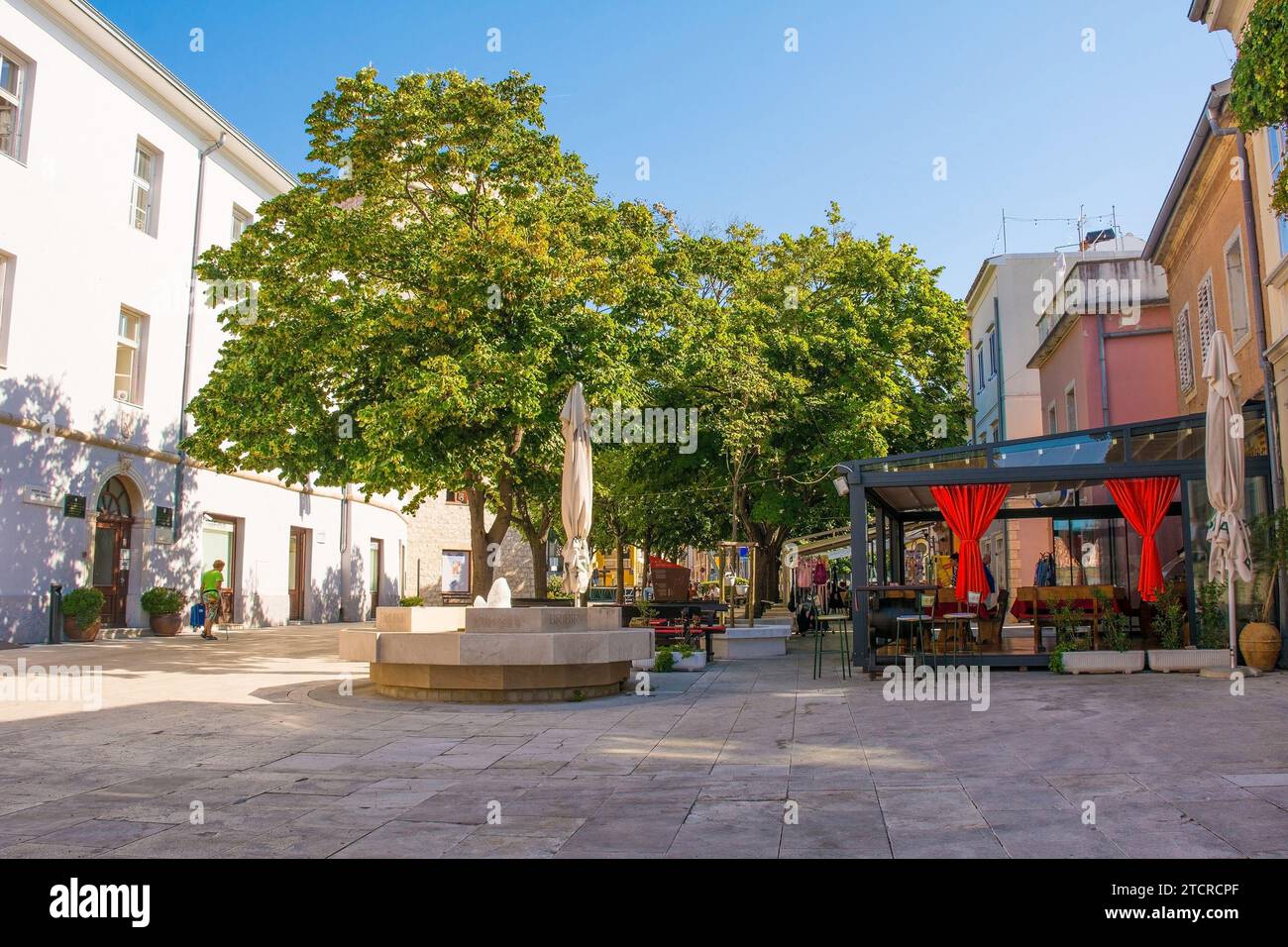 Novi Vinodolski, Croazia - 11 settembre 2023. Una strada fiancheggiata da bar e ristoranti nel centro della città costiera di Novi Vinodolski Foto Stock