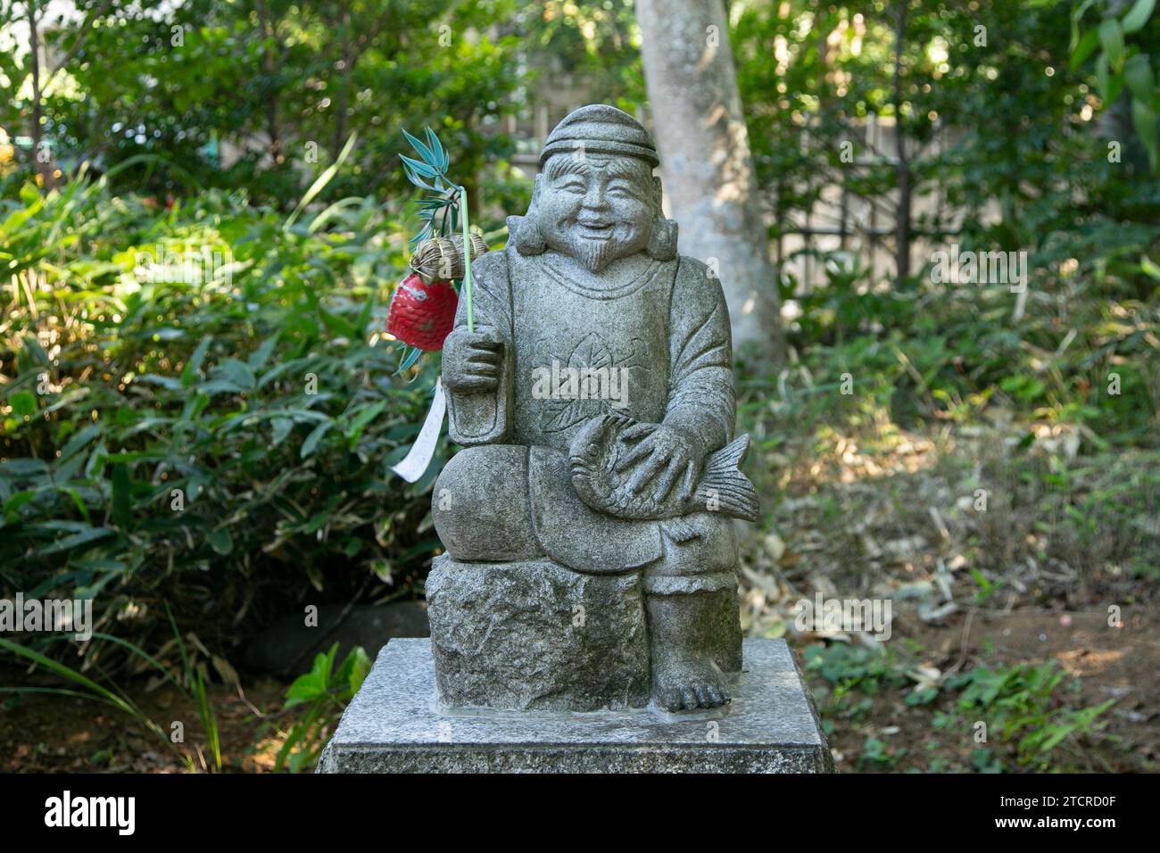 Statua di un monaco in un santuario shintoista nella città di Sakura in Giappone. Foto Stock