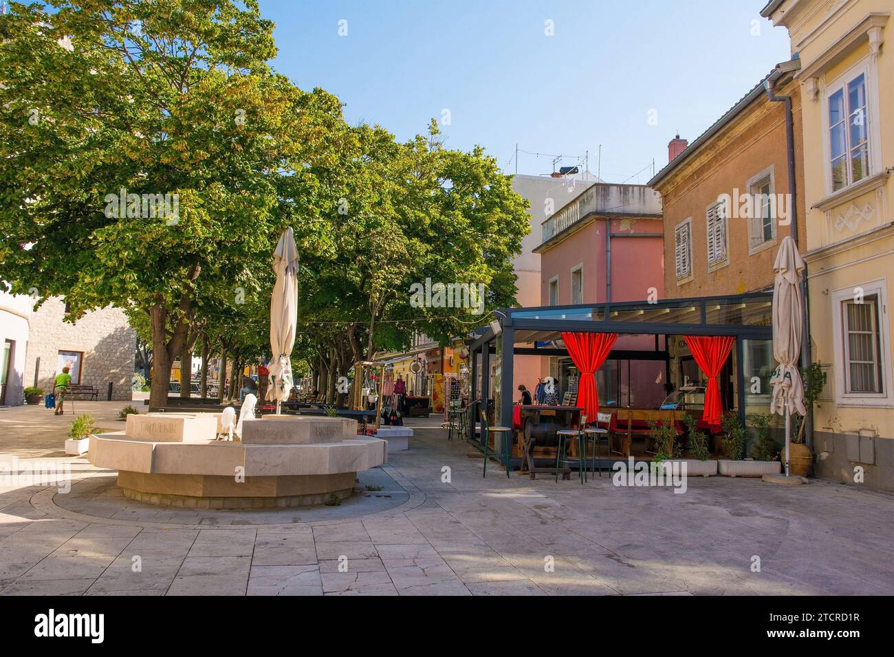 Novi Vinodolski, Croazia - 11 settembre 2023. Una strada fiancheggiata da bar e ristoranti nel centro della città costiera di Novi Vinodolski Foto Stock