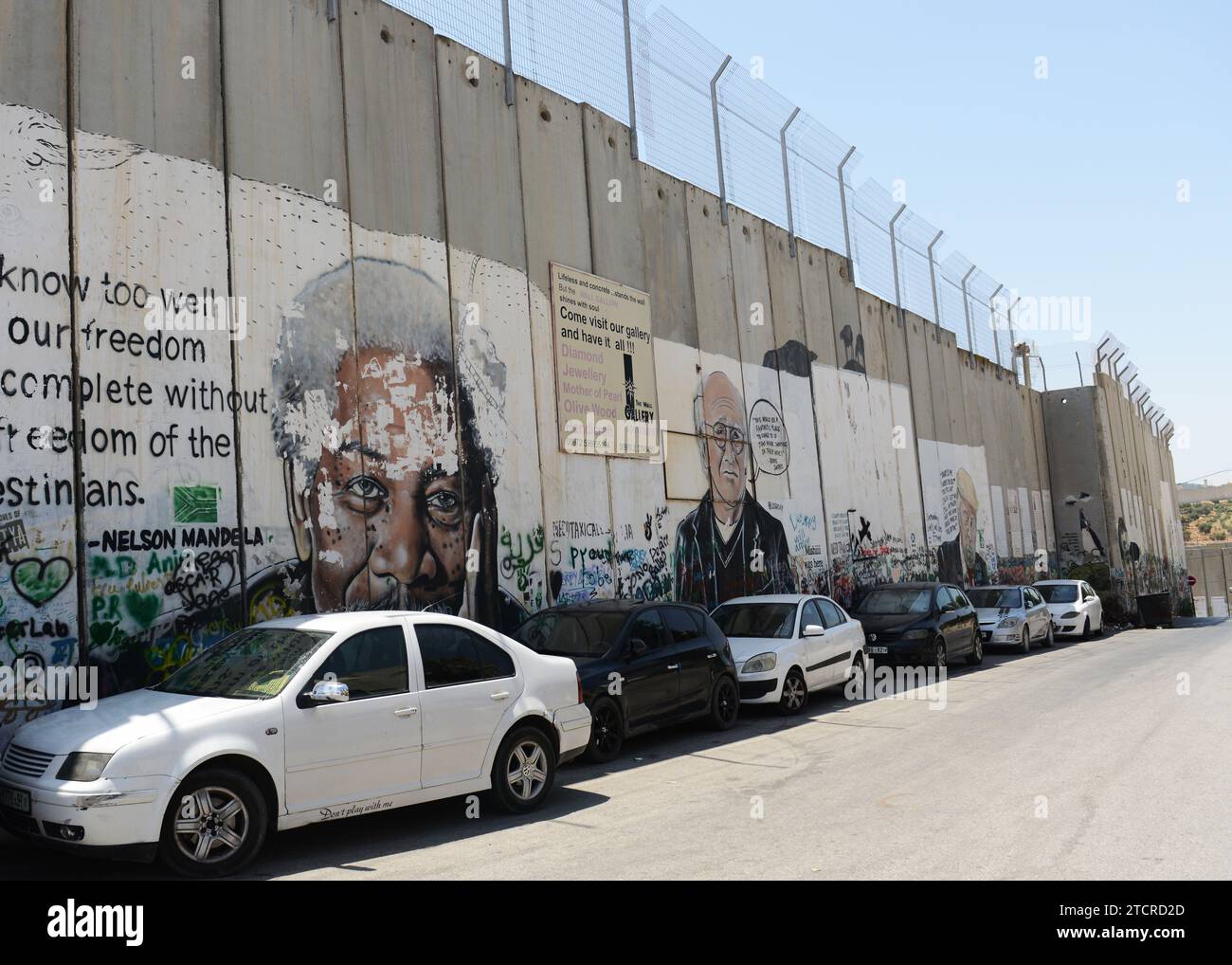 Murales sulla barriera di sicurezza israeliana a Betlemme, Palestina. Foto Stock