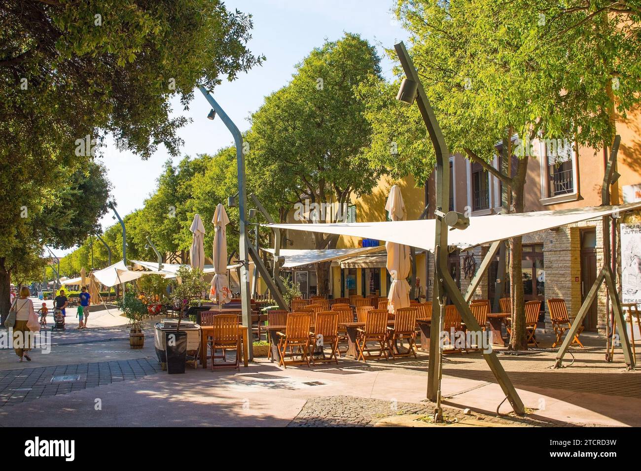 Novi Vinodolski, Croazia - 11 settembre 2023. Una strada fiancheggiata da bar e ristoranti nel centro della città costiera di Novi Vinodolski Foto Stock
