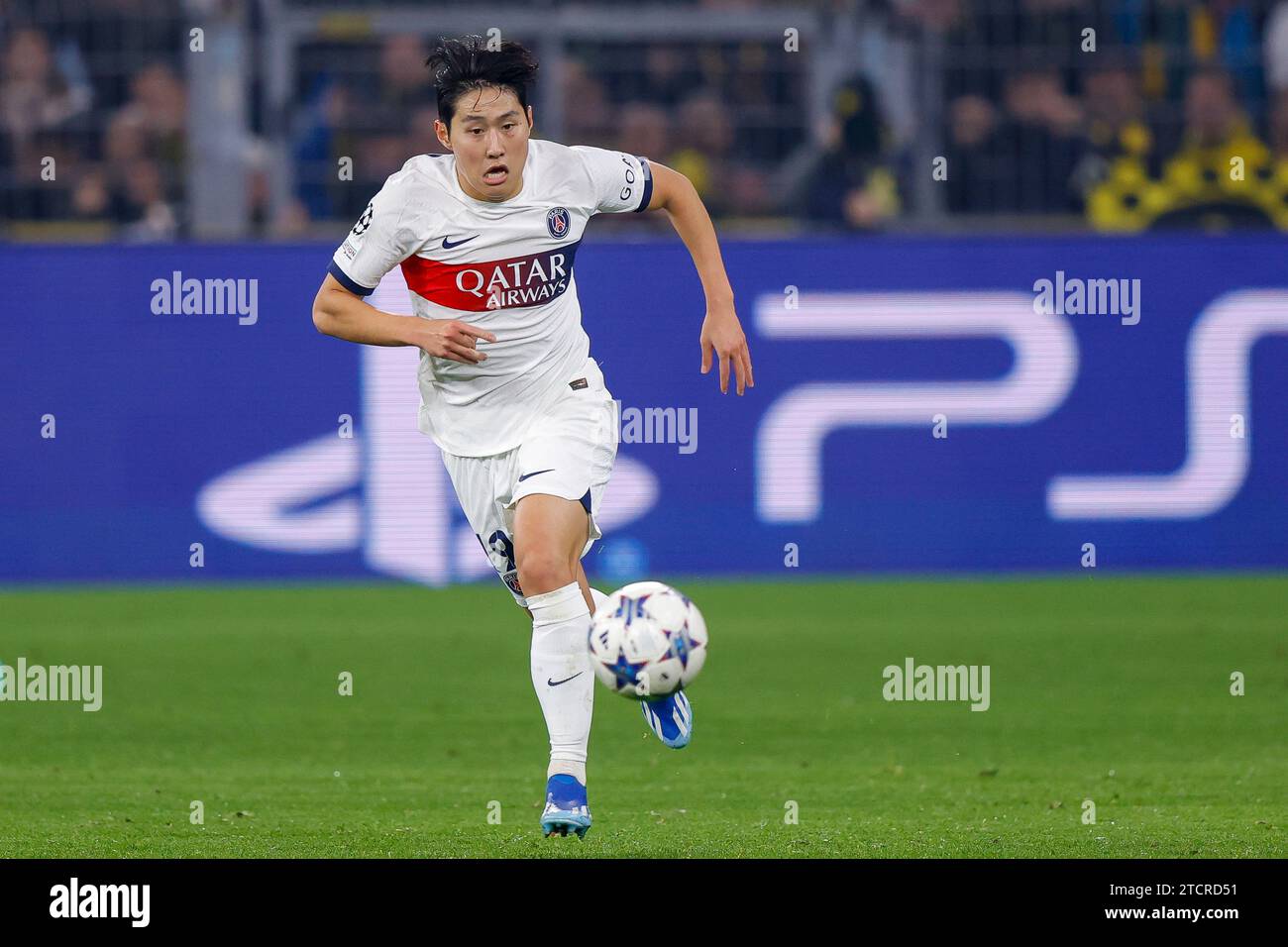 DORTMUND, GERMANIA - 13 DICEMBRE: Kang-in Lee (Paris Saint-Germain) durante la UEFA Champions League 2023/2024 - gruppo F partita tra Borussia Dortmund e. Foto Stock