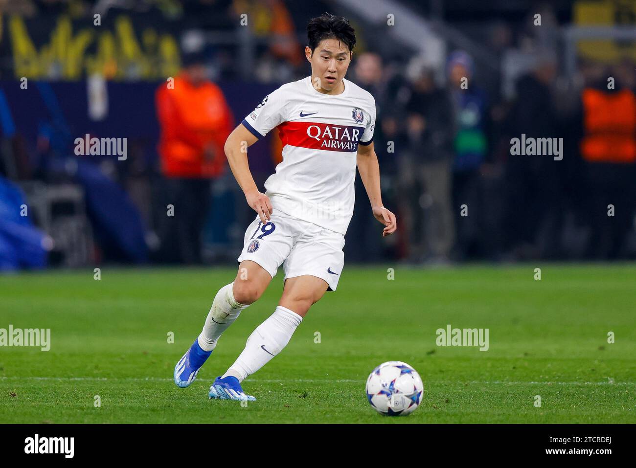 DORTMUND, GERMANIA - 13 DICEMBRE: Kang-in Lee (Paris Saint-Germain) durante la UEFA Champions League 2023/2024 - gruppo F partita tra Borussia Dortmund e. Foto Stock