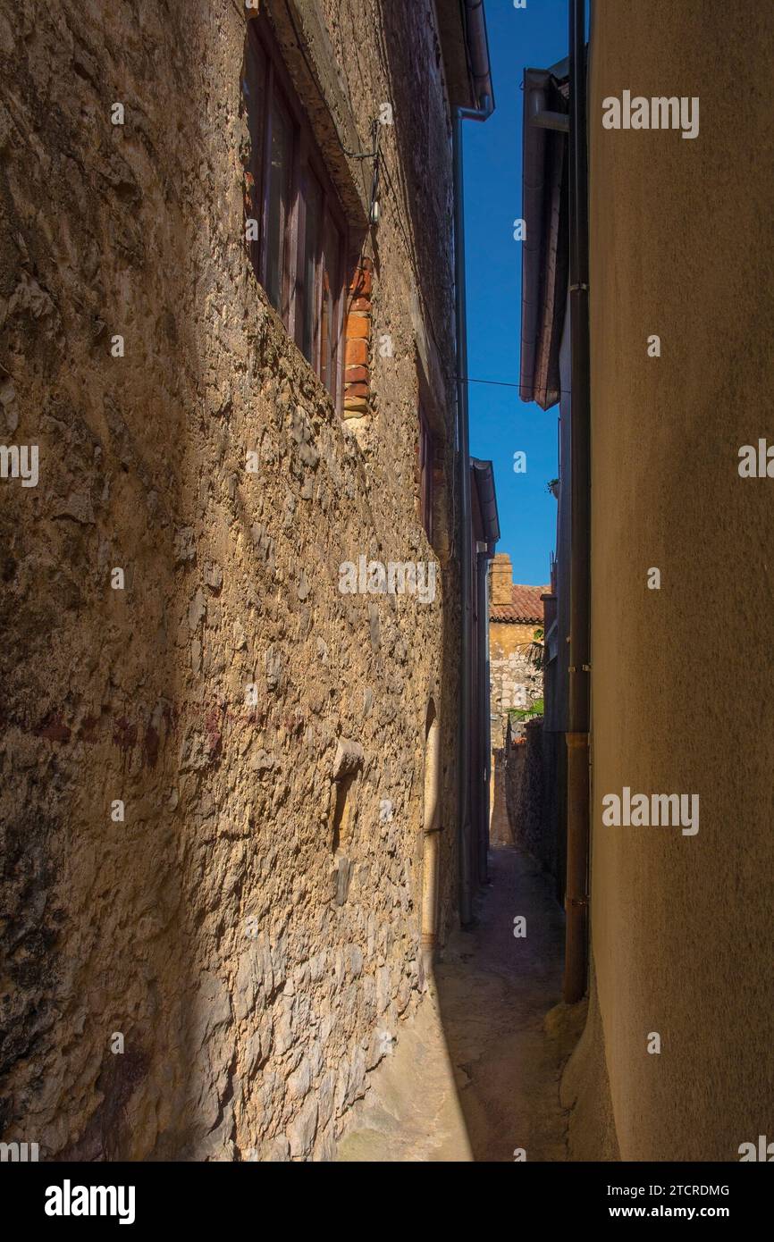 Un vicolo nel centro storico di Stari Grad della città costiera di Novi Vinodolski, Primorje-Gorski Kotar County, Croazia Foto Stock