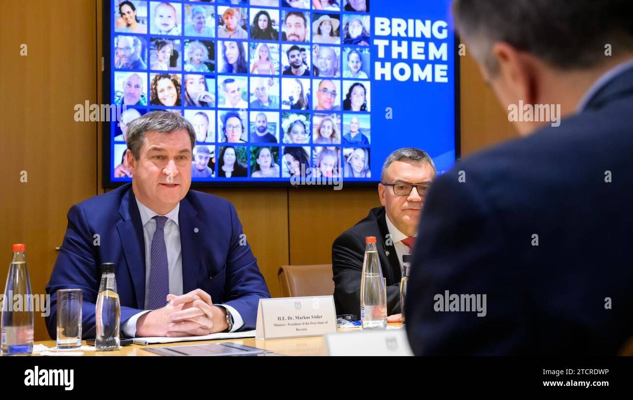 Bayerns Ministerpraesident Dr. Markus Soeder: Ankunft Flughafen Israel Treffen mit Aussenminister Eli Cohen. AM Mittwoch, 13, e Donnerstag, 14. Dezember 2023, reist Ministerprasident Dr. Markus Soeder mit einer kleinen Delegation nach Tel Aviv und Jerusalem in Israele. Geplant sind unter anderem Gespraeche mit Israels Staatspraesident Jitzchak Herzog und Aussenminister Eli Cohen, der Besuch eines Kibbuz im Grenzgebiet zum Gazastreifen sowie ein neues Abkommen mit der Holocaust-Gedenkstaette Yad Vashem zum weiteren Ausbau der Erinnerungskultur. Foto: Joerg Koch/ Bayerische Staatskanzlei via SV Foto Stock