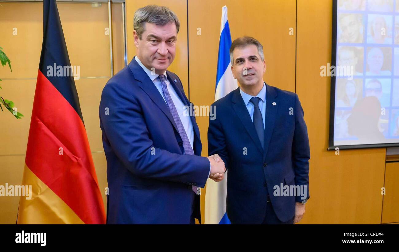 Bayerns Ministerpraesident Dr. Markus Soeder: Ankunft Flughafen Israel Treffen mit Aussenminister Eli Cohen. AM Mittwoch, 13, e Donnerstag, 14. Dezember 2023, reist Ministerprasident Dr. Markus Soeder mit einer kleinen Delegation nach Tel Aviv und Jerusalem in Israele. Geplant sind unter anderem Gespraeche mit Israels Staatspraesident Jitzchak Herzog und Aussenminister Eli Cohen, der Besuch eines Kibbuz im Grenzgebiet zum Gazastreifen sowie ein neues Abkommen mit der Holocaust-Gedenkstaette Yad Vashem zum weiteren Ausbau der Erinnerungskultur. Foto: Joerg Koch/ Bayerische Staatskanzlei via SV Foto Stock