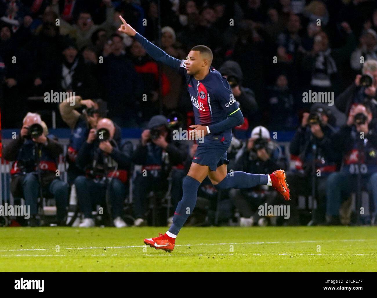 Foto del file datata 28-11-2023 del Paris Saint-Germain Kylian Mbappe festeggia dopo aver segnato il primo gol della squadra dal punto di rigore. Al Newcastle è stata negata una famosa vittoria sul Paris St Germain dalla penalità dell'ultimo minuto di Kylian Mbappe. Data di emissione: Giovedì 14 dicembre 2023. Foto Stock