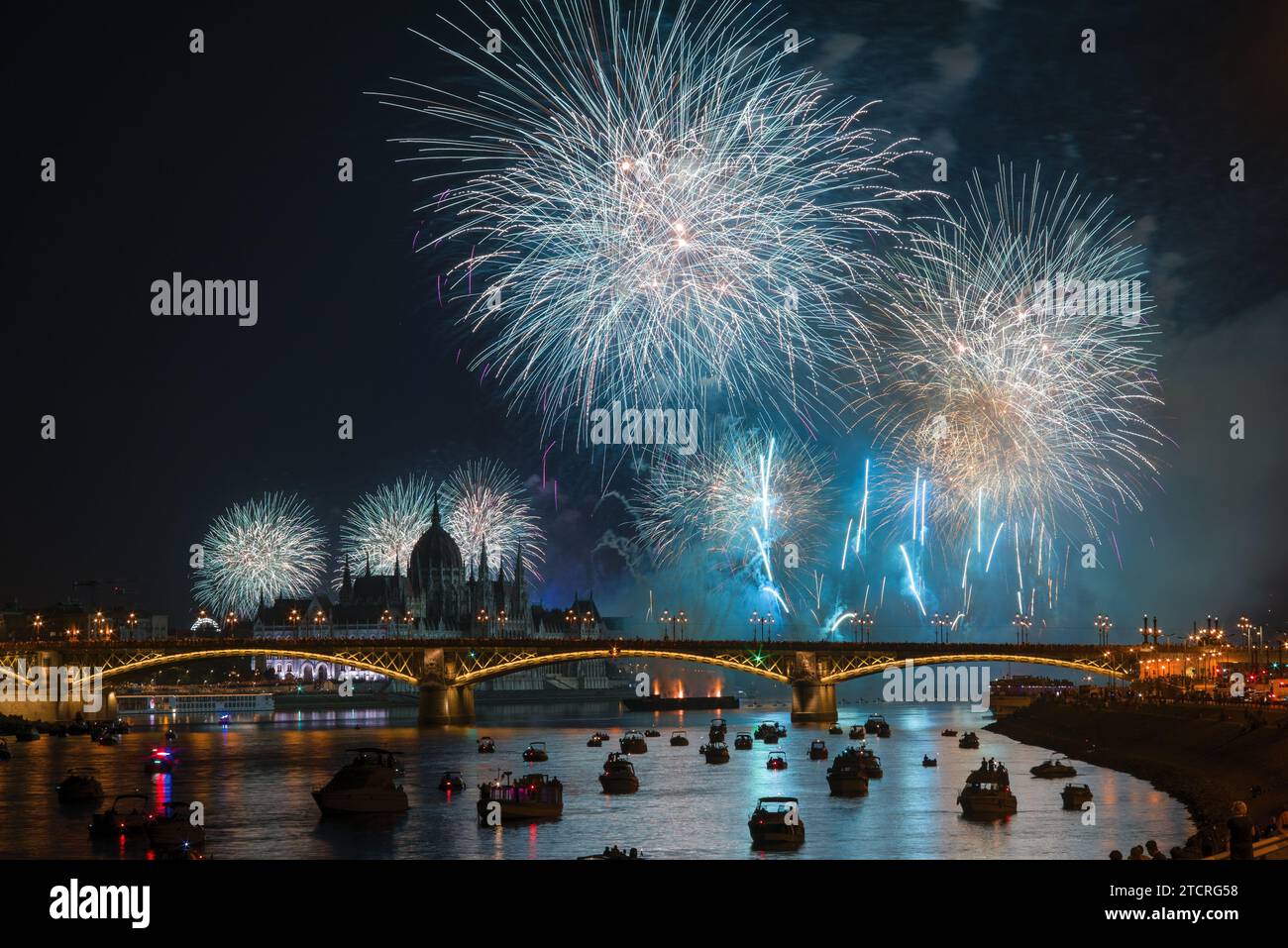 Fuochi d'artificio sopra la città Foto Stock