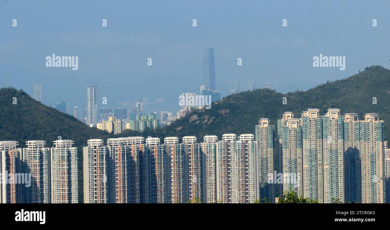 Una vista lontana di Kowloon e della torre ICC con Tseung Kwan o in primo piano a Hong Kong. Foto Stock
