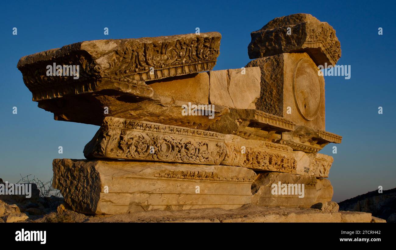 Knidos antica città e porto. Rovine dell'antica città di Knidos al tramonto. Edifici antichi e tramonto. Foto Stock