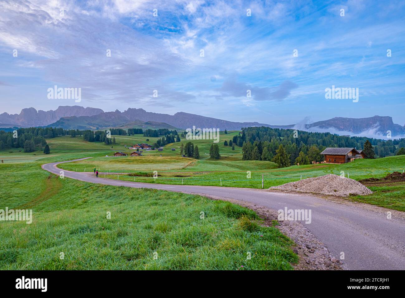 Alpe di Siusi, il più grande alpeggio d'Europa, patrimonio dell'umanità dell'UNESCO. L'estate promette fioriture vibranti, salite di picco e rifugi rustici. Inverno dr Foto Stock