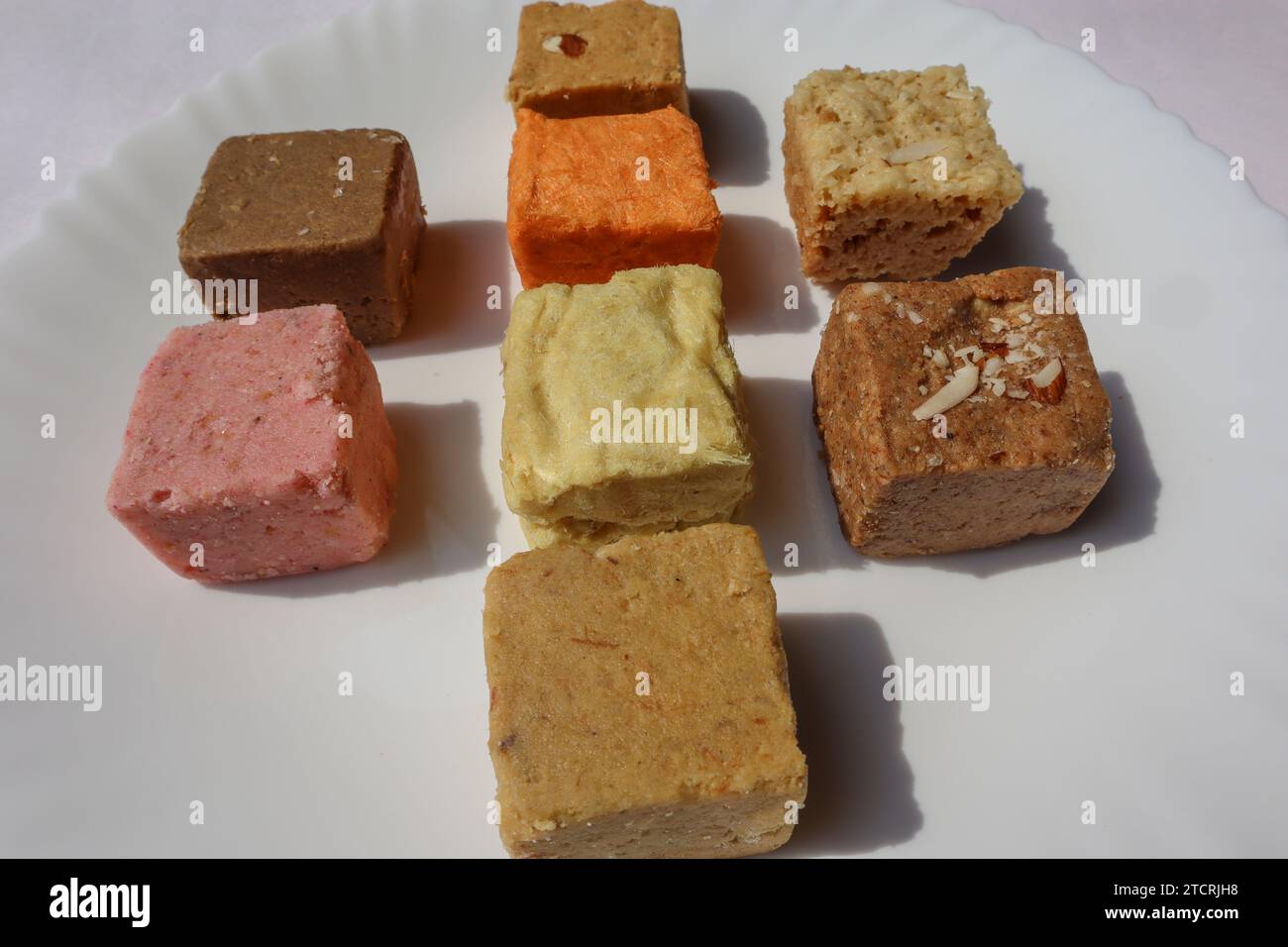 Dolci indiani assortiti per i festival. Papdi di Soan, papdi di sohan di rosa, burfi, mohantal, kopra pak Foto Stock
