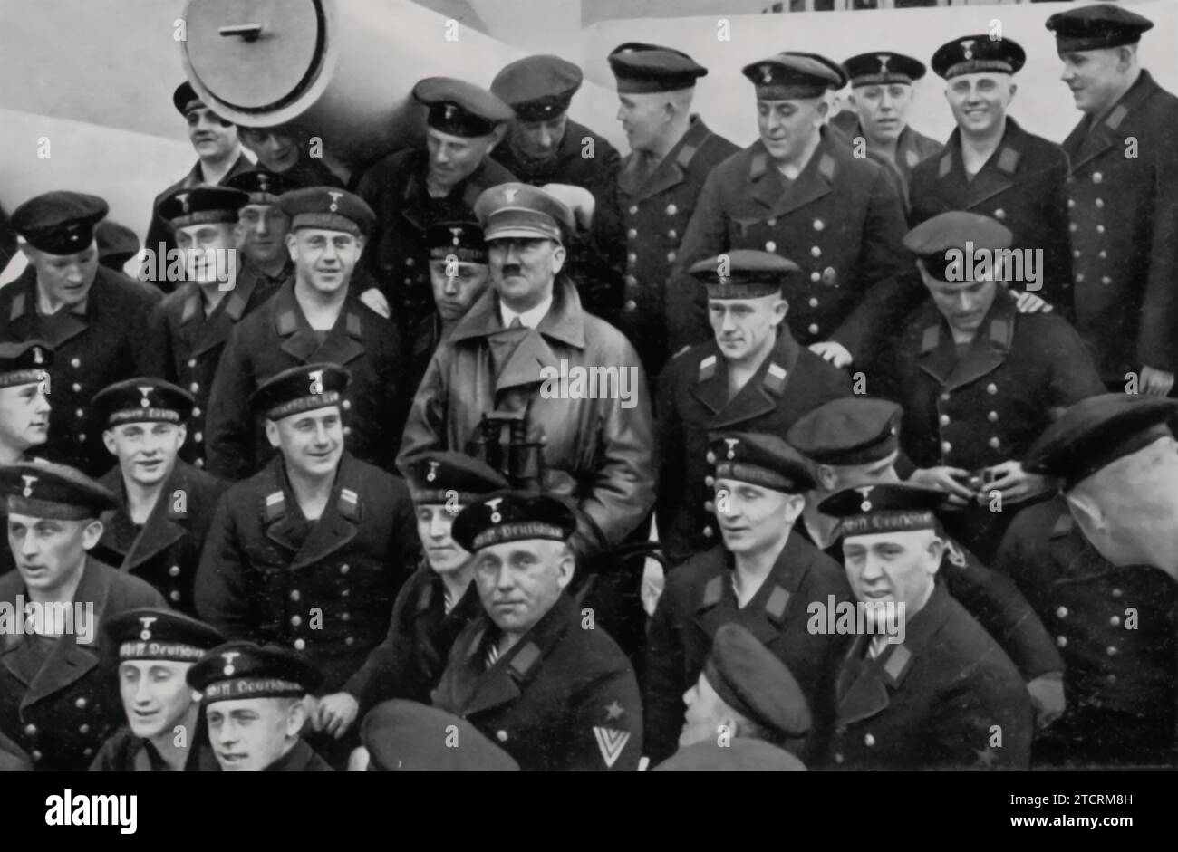 Adolf Hitler viene catturato nel mezzo del suo "Blauen Jungen" (Blue Boys), un termine spesso usato per riferirsi ai membri della Kriegsmarine, la Marina tedesca. Questa immagine riflette la sua stretta associazione con le forze navali, sottolineando il suo impegno a rafforzare e mostrare la forza militare del regime nazista. Foto Stock