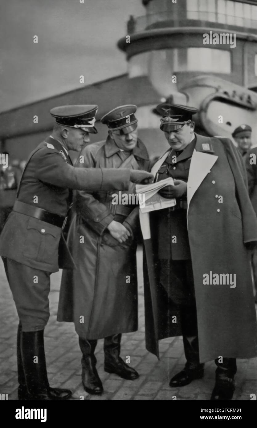 Adolf Hitler, accompagnato da Hermann Göring e potenzialmente Franz Halder, ispeziona il Richthofen Geschwader (squadra Richthofen), segnando un momento significativo nella storia della Luftwaffe. Chiamato così in onore dell'asso di volo della prima guerra mondiale Manfred von Richthofen, il Barone Rosso, questo squadrone simboleggiava l'abilità dell'Aeronautica militare tedesca. Il ruolo di Göring come ex asso e comandante della Luftwaffe, insieme alla potenziale presenza di Halder, evidenzia la connessione tra le ambizioni militari della Germania nazista e il suo patrimonio di combattimento aereo durante la prima guerra mondiale. Foto Stock