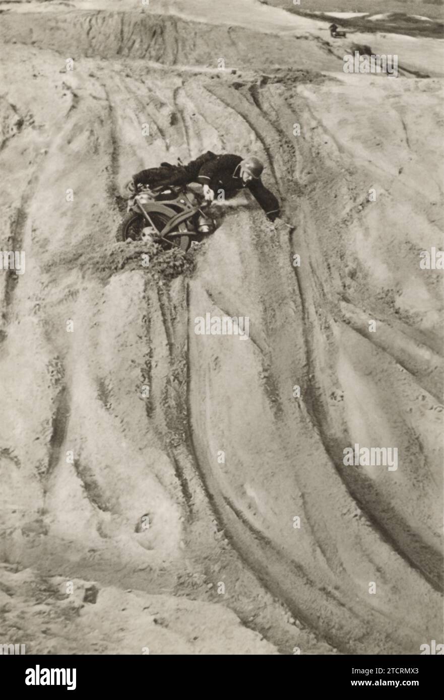 "I soldati tedeschi sono raffigurati di fronte alle sfide del terreno duro, che si tratti di sabbia o neve. Nonostante la difficoltà, la loro resilienza è evidente, poiché anche brevi riposi li rinvigoriscono per continuare a superare questi ostacoli. Questa immagine esemplifica la loro determinazione e capacità di adattamento, qualità essenziali per il successo in ambienti diversi e impegnativi." Foto Stock