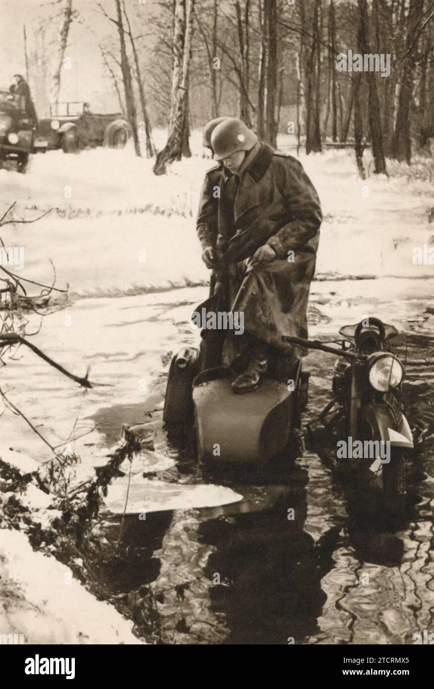 "I soldati tedeschi sono raffigurati di fronte alle sfide del terreno duro, che si tratti di sabbia o neve. Nonostante la difficoltà, la loro resilienza è evidente, poiché anche brevi riposi li rinvigoriscono per continuare a superare questi ostacoli. Questa immagine esemplifica la loro determinazione e capacità di adattamento, qualità essenziali per il successo in ambienti diversi e impegnativi." Foto Stock