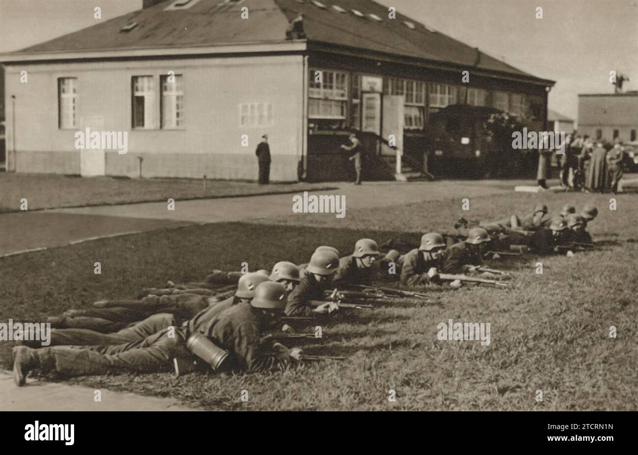 Nella foto, le reclute tedesche della Luftwaffe, la branca dell'aeronautica militare durante la seconda guerra mondiale, sono impegnate nell'addestramento di base. Questa fase iniziale del loro programma di addestramento si concentra sulle competenze e la disciplina militari fondamentali prima di procedere a un addestramento più specializzato in materia di aviazione. L'addestramento di base è stato progettato per costruire una solida base di fitness fisica, lavoro di squadra e conoscenze militari, tutti essenziali per le impegnative attività che si prospettano nella Luftwaffe. Foto Stock