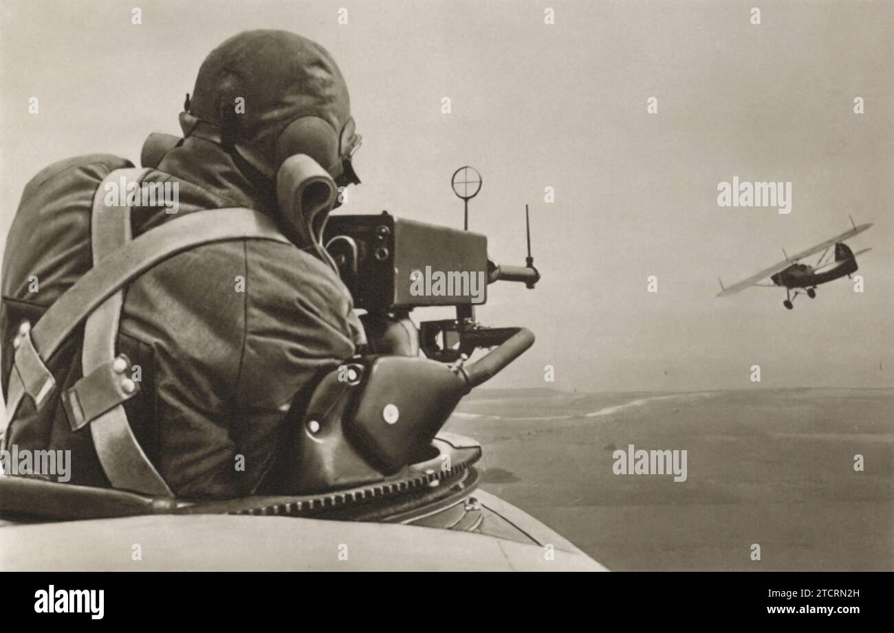 Una recluta tedesca della Luftwaffe (Air Force) partecipa a un innovativo esercizio di addestramento al combattimento aereo, in cui la mitragliatrice è in realtà una telecamera. Durante questo esercizio, la recluta mira a un piano bersaglio davanti e la telecamera cattura la sequenza di tiro. Il film è stato successivamente sviluppato per analizzare la probabilità di successi di successo, riflettendo l'enfasi della Luftwaffe sulla precisione e l'efficacia nella guerra aerea. Questo metodo di formazione, avanzato per il suo tempo, risale a circa 1935. Foto Stock