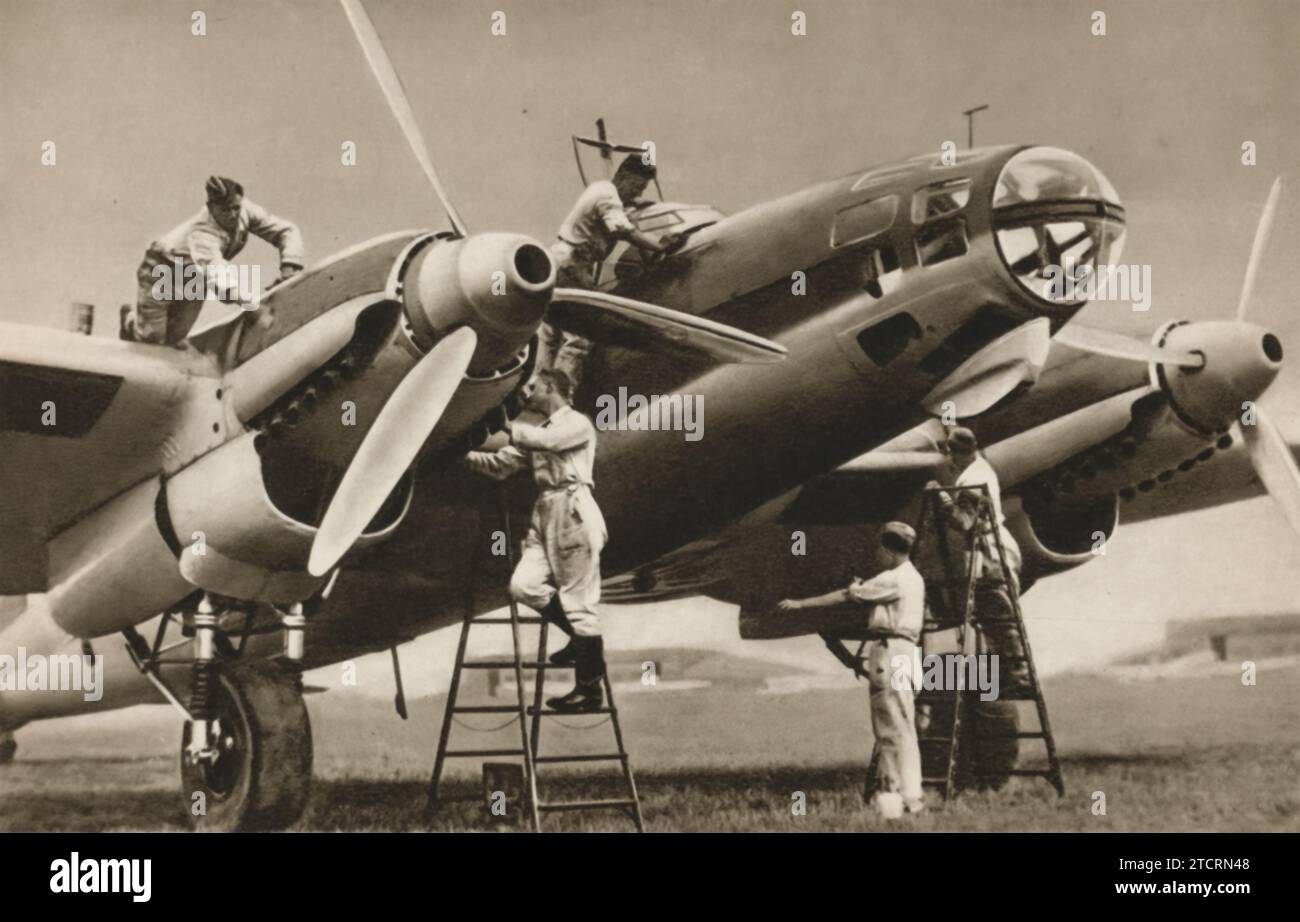 Uno zweimotoriges Kampfflugzeug (aereo da caccia bimotore) simboleggia la tecnologia avanzata e la potenza di fuoco della Luftwaffe tedesca. Caratterizzato da un design bimotore per prestazioni e affidabilità migliorate, questo aereo è stato una risorsa chiave in vari scenari di combattimento durante un periodo segnato da rapidi progressi nell'aviazione militare. Datato circa 1935. Foto Stock