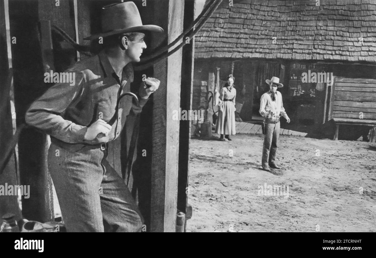 Gary Cooper, Loretta Young e Dan Duryea sono presenti in Along Came Jones (1945). In questo WESTERN comico, Cooper interpreta Melody Jones, un cowboy dalle maniere miti scambiato per un noto fuorilegge. Loretta Young interpreta Cherry de Longpre, che rimane intrappolata nel caos, mentre Duryea aggiunge le complicazioni come il vero cattivo della storia. Foto Stock