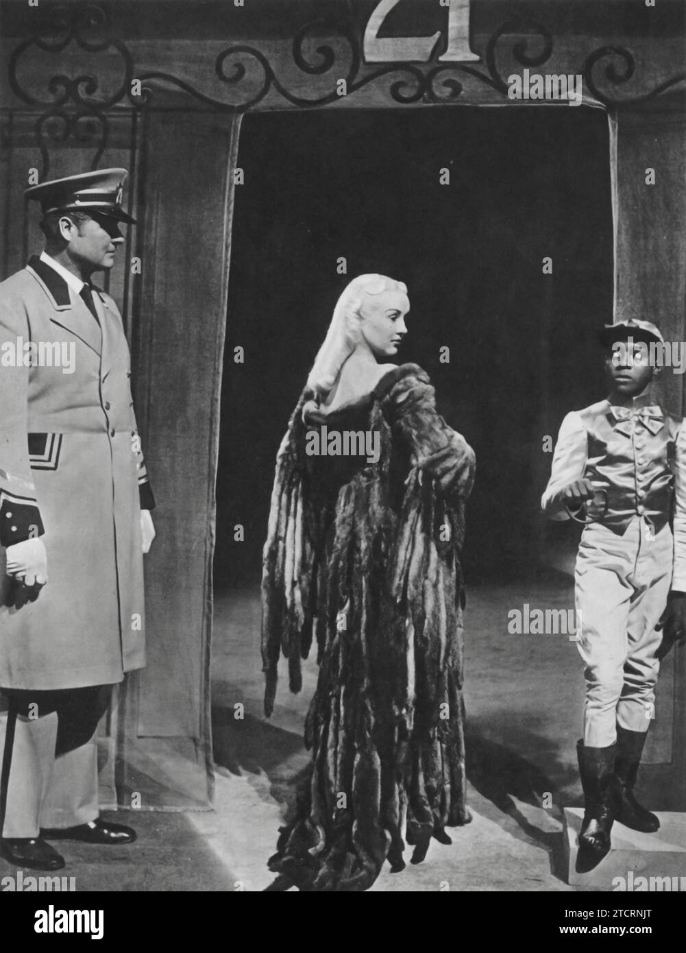 Betty Grable è stata protagonista di "Diamond Horseshoe" (1945). In questa commedia musicale, Grable interpreta un artista di talento illuminando il palco in un famoso nightclub. Il film è un delizioso mix di canzoni, danza e romanticismo, con Grable che mostra il suo fascino caratteristico e la sua energia vibrante. Foto Stock