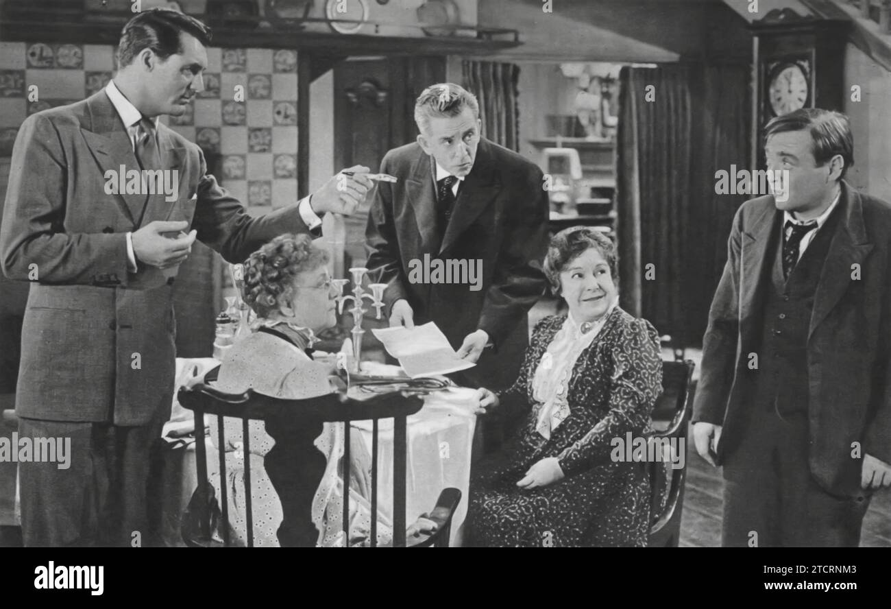 Cary Grant, Jean Adair, Edward Everett Horton, Josephine Hull e Peter Lorre sono i protagonisti della commedia oscura Arsenic and Old Lace (1944). Grant si ritrova coinvolto in una rete di caos comico che coinvolge le sue eccentriche zie, interpretate da Adair e Hull, mentre Horton e Lorre aggiungono al fascino eccentrico del film. Foto Stock