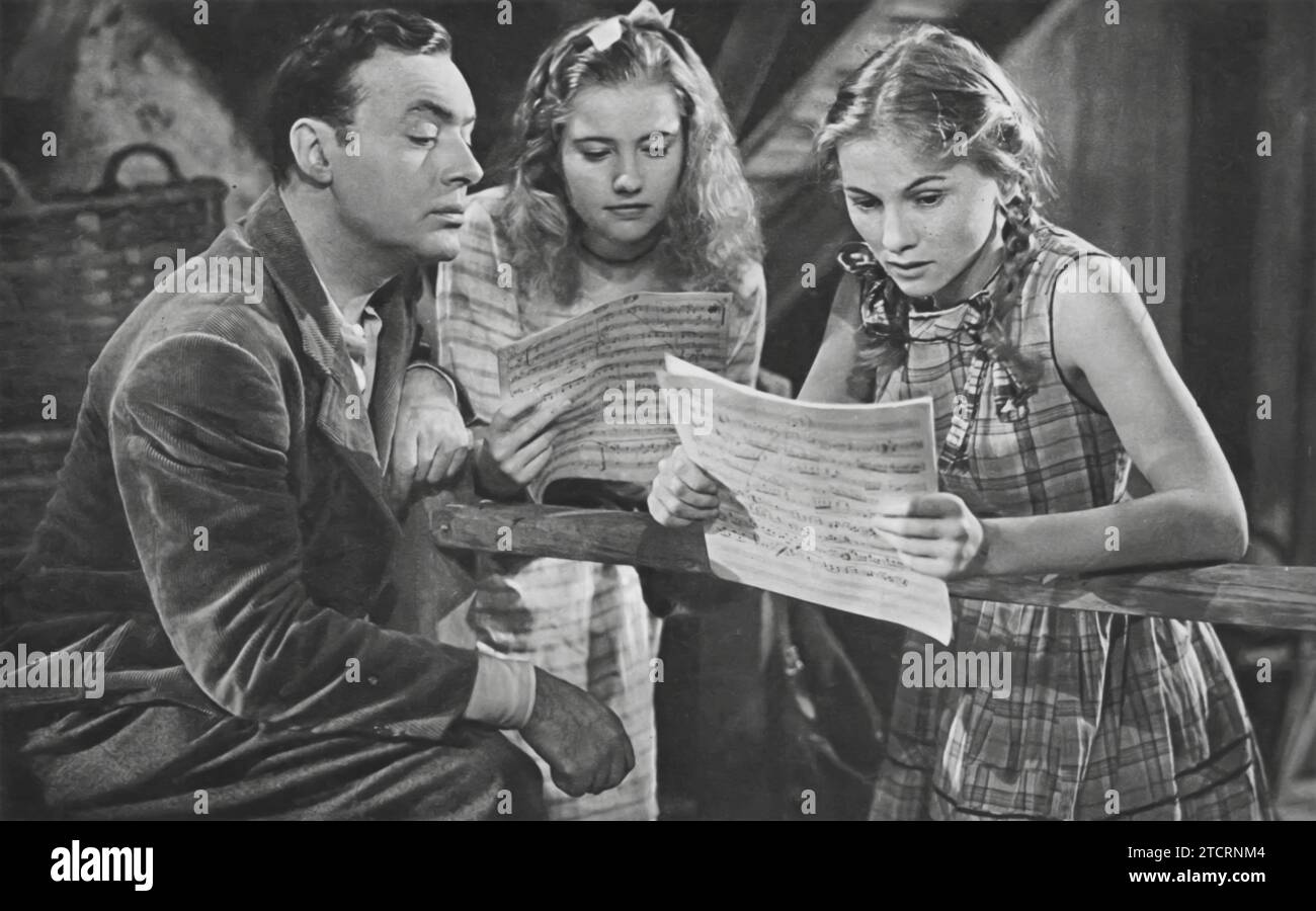 Charles Boyer, Joyce Reynolds e Joan Fontaine sono i protagonisti del film "la costante Nymph" (1943). In questo dramma romantico, Boyer interpreta un compositore catturato in un complesso triangolo amoroso con il personaggio di Fontaine, una giovane ragazza e suo cugino maggiore. Reynolds aggiunge un altro livello alla narrazione con il suo ruolo. Foto Stock