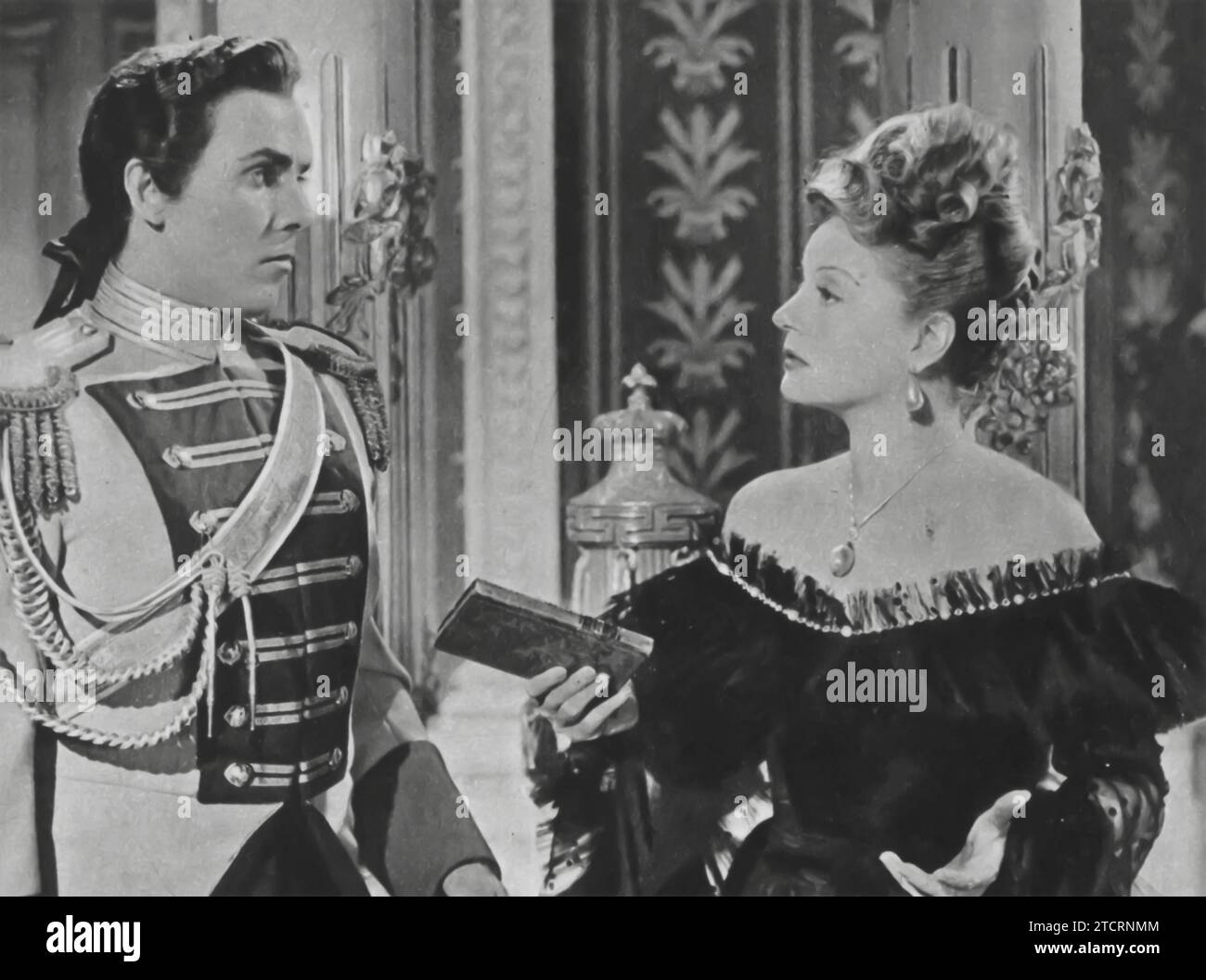 William Eythe e Tallulah Bankhead sono i protagonisti del film intitolato "Czarina", altrimenti conosciuto come "A Royal Scandal" (1945). Il film approfondisce l'intrigante corte di Caterina la grande, con Bankhead che ritrae la formidabile imperatrice stessa. Foto Stock
