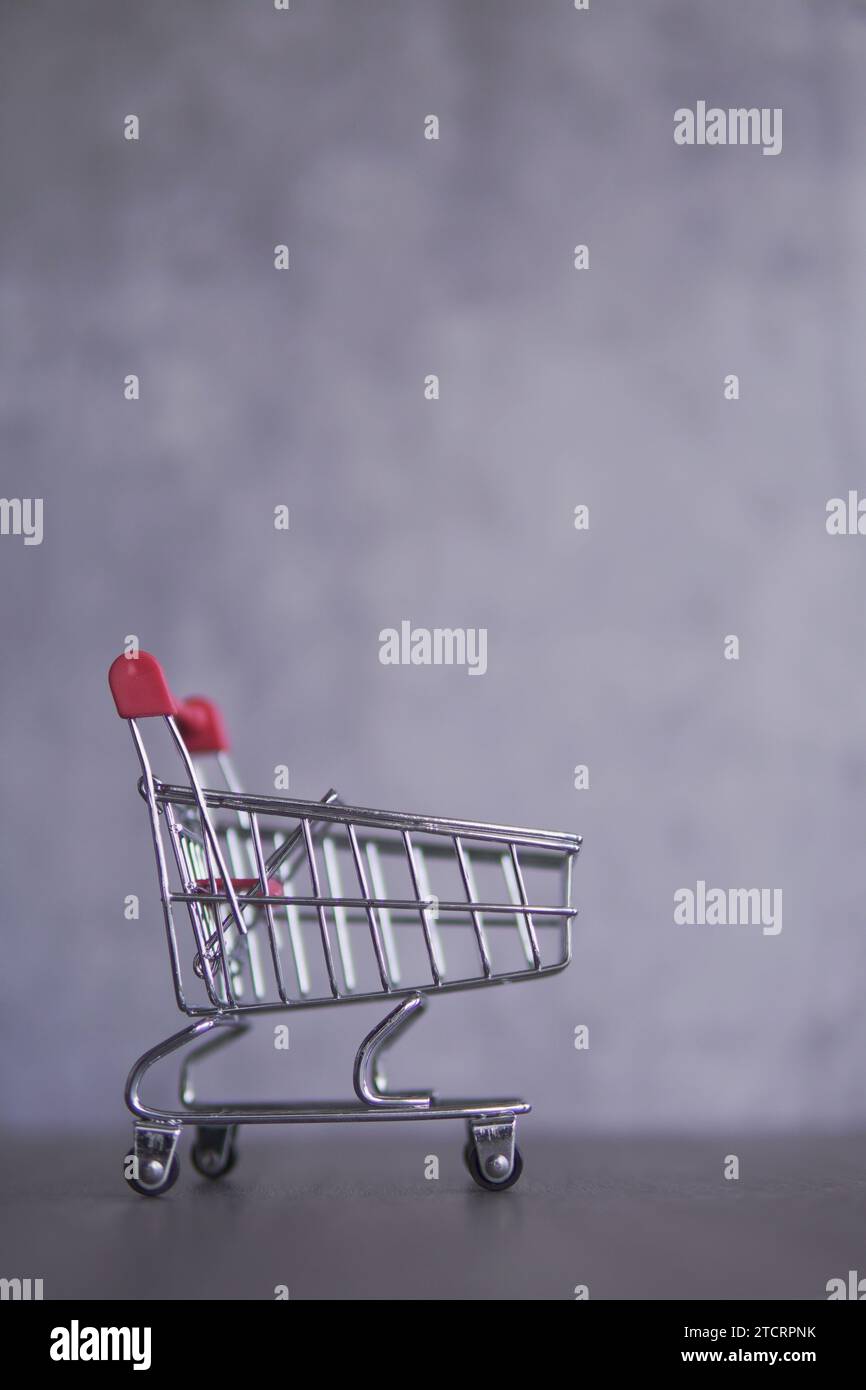 Immagine di primo piano del carrello rosso con spazio per le copie per il testo. Concetto di business e shopping. Foto Stock