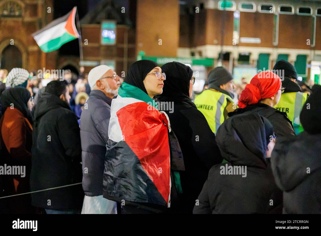 Manifestazione in Palestina per il Municipio di Nuneaton. La gente si è riunita nel centro di Nuneaton a sostegno del popolo palestinese. Sei piccole bare di legno erano in mostra per rappresentare i molti bambini uccisi nel conflitto con Israele. L'incontro e' stato pacifico. Foto Stock