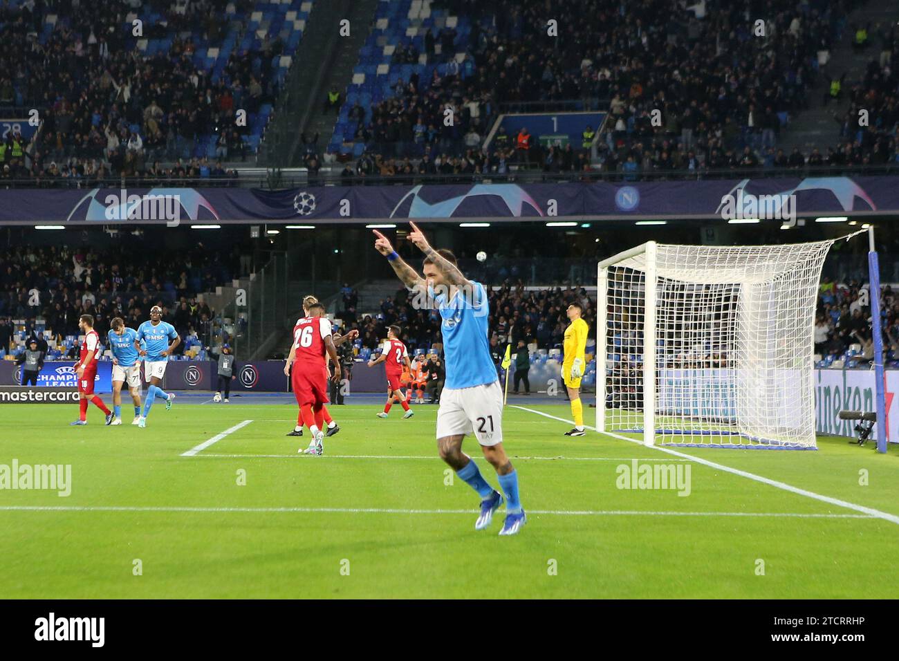 Matteo Politano di SSC Napoli festeggia durante la partita di UEFA Champions League tra SSC Napoli e Sporting Clube de Braga allo Stadio Maradona il 12 dicembre 2023 a Napoli. Foto Stock