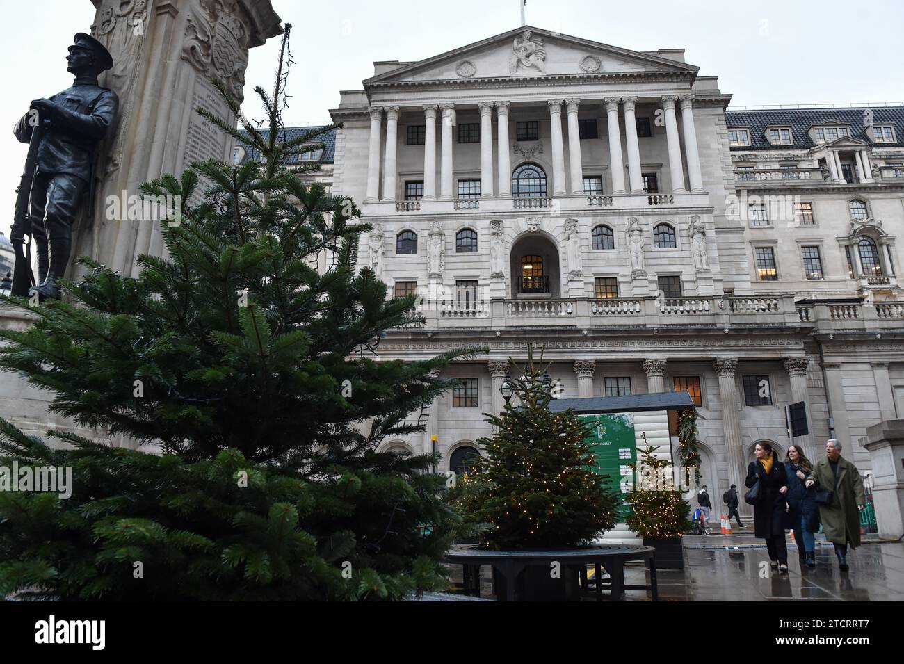 Londra, Inghilterra, Regno Unito. 14 dicembre 2023. Una vista della Banca d'Inghilterra vista da Cornhill, nella City di Londra. La Bank of England si è impegnata a sostenere un tasso di interesse alto a 15 anni a causa di persistenti preoccupazioni in materia di inflazione, con aspettative per l'annuncio mantenere il tasso base al 5,25% (Credit Image: © Thomas Krych/ZUMA Press Wire) SOLO USO EDITORIALE! Non per USO commerciale! Crediti: ZUMA Press, Inc./Alamy Live News Foto Stock