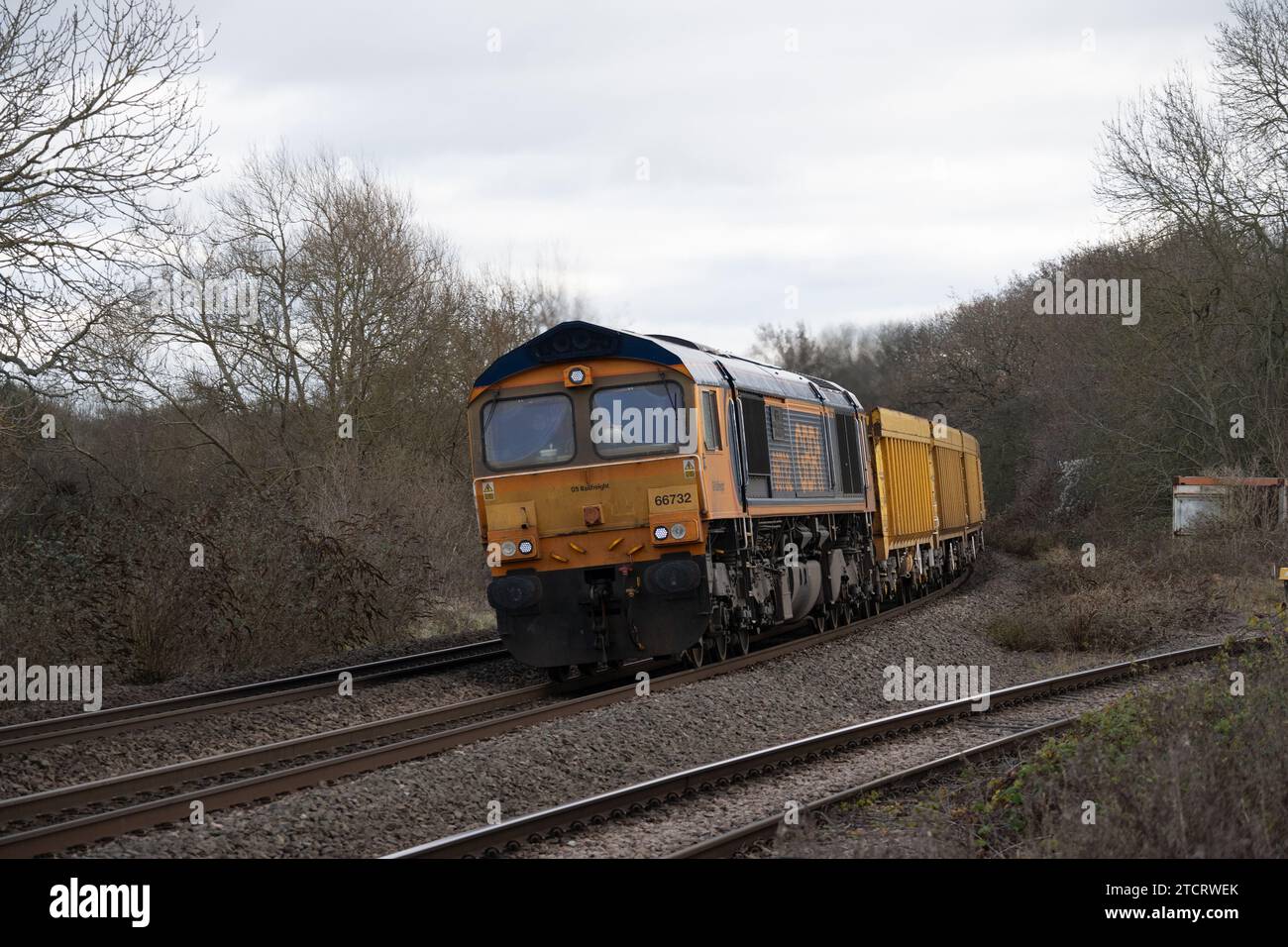 Locomotiva diesel GBRf classe 66 n. 66732 che tira un treno merci, Warwickshire, Inghilterra, Regno Unito Foto Stock