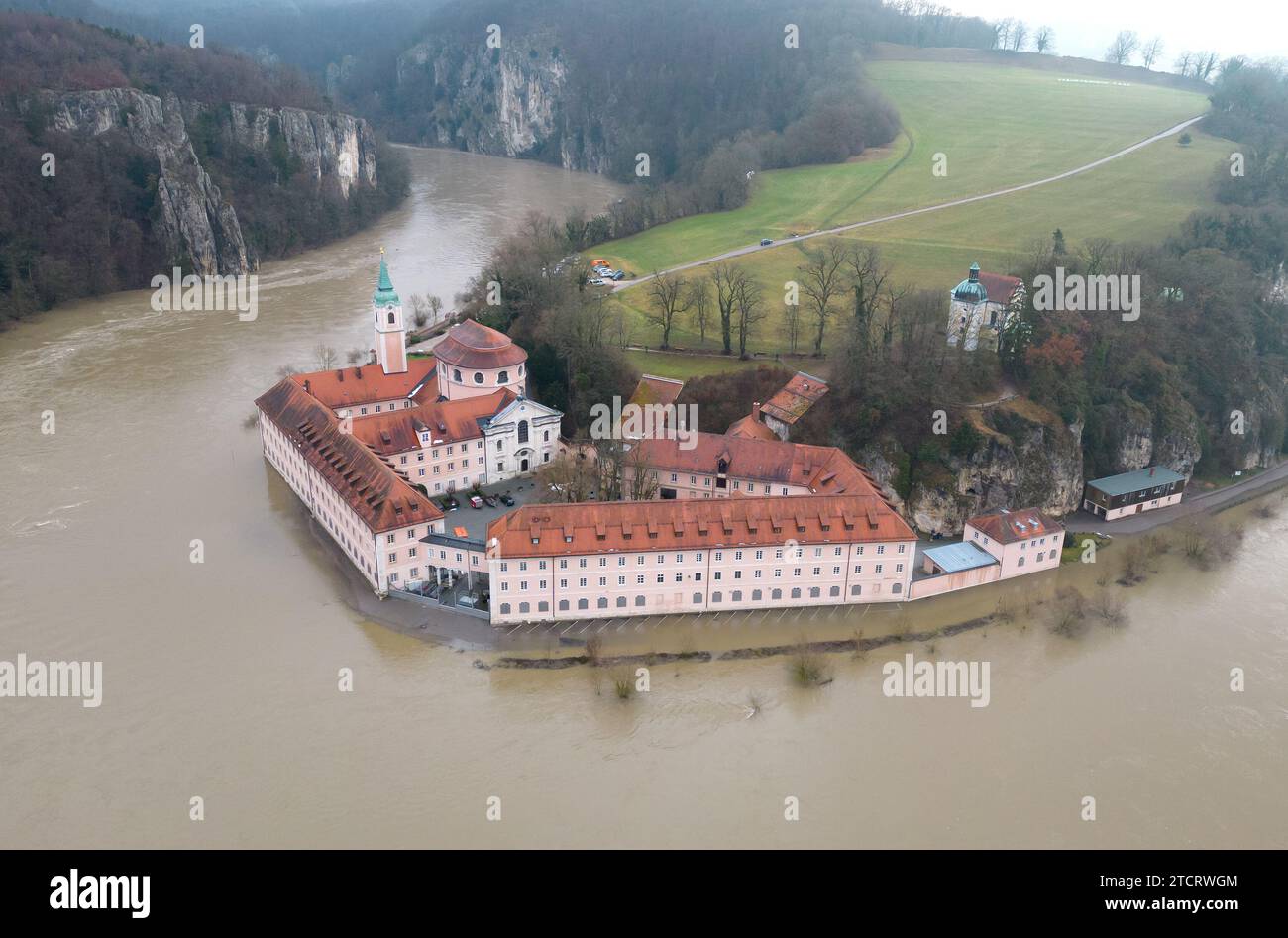 Stausacker, Germania. 14 dicembre 2023. Il monastero di Weltenburg è circondato dalle acque alluvionali del Danubio. In alcune parti della Baviera, il livello dell'acqua è aumentato leggermente il mercoledì dopo le piogge notturne. Crediti: Sven Hoppe/dpa/Alamy Live News Foto Stock