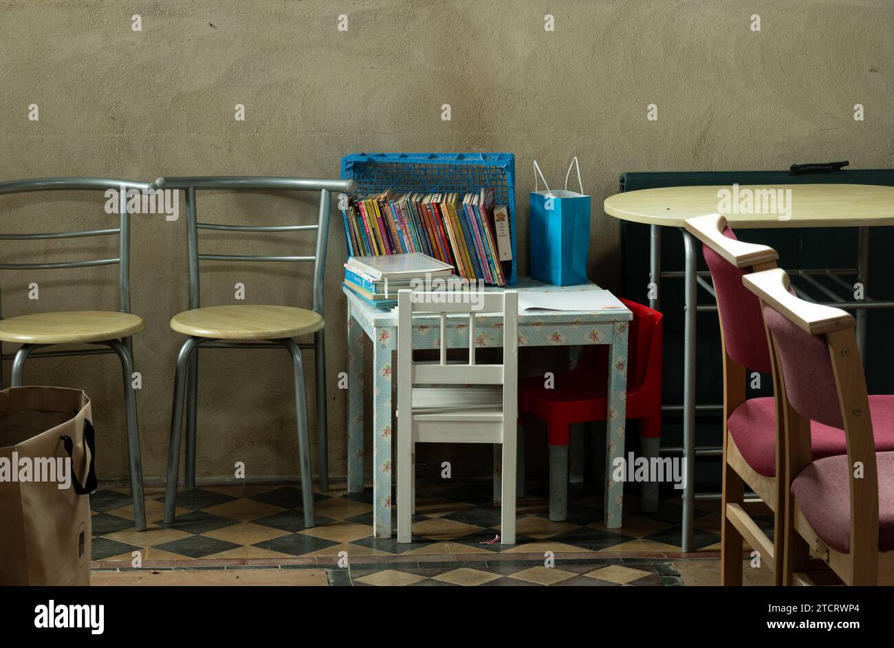 Colorato piccolo tavolo e sedie per bambini Foto stock - Alamy